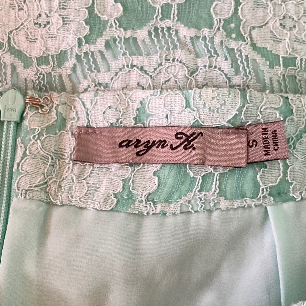 Women’s size small Aryn K mint green/sea green lace skirt with zipper and clasp - Picture 6 of 9